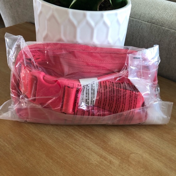 Lululemon Everywhere Belt Bag 1L- LIP GLOSS - Picture 5 of 6
